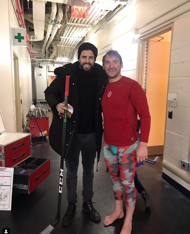   32-летний нападающий клуба НХЛ «Вашингтон Кэпиталс» Александр Овечкин после игры своей команды с «Нью-Йорк Рейнджерс» встретился в коридорах возле раздевалок с 30-летним защитником футбольного клуба