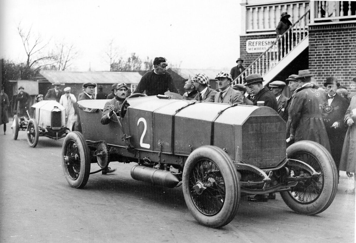 Граф Луи Зборовски за рулём Chitty Bang Bang, под капотом 23-литровый двигатель Maybach, используемый во время войны в цеппелинах, Бруклэндс, 1921