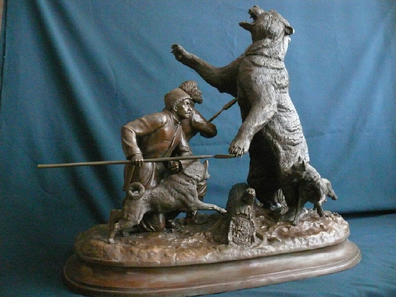 Статуэтка изображающая охоту на медведя с рогатиной. Источник: militaryarms.ru