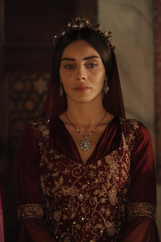 Актриса Нур Феттахоглу (Айсан) в роли Махидевран Султан, кадр из сериала "Великолепный Век"
