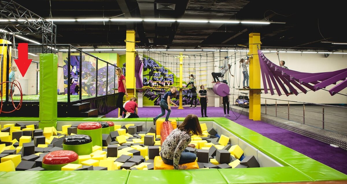 "Сухой бассейн" до пожара, красной стрелкой отмечен эвакуационный выход. Но так как именно с этой стороны начался пожар, воспользоваться им было невозможно. 