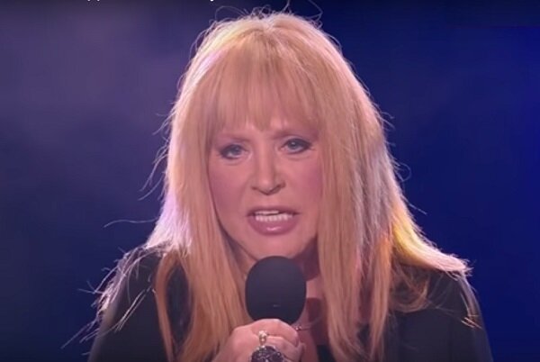 Королева а королева песня пугачевой. Песня пугачевой не высовывайся дочка. Песня пугачевой не высовывайся. Песня пугачевой не высовывайся. Не высовывайся дочка пугачева.