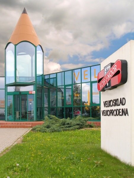 
Фото 2. Одно из представительств компании KOH-I-NOOR с центральным входом в форме карандаша
