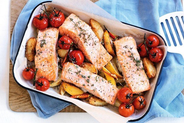 Рыба крайне хороша , когда она запекается в специях и овощах. И даже скучную треску можно превратить в шедевр кулинарии. Причем очень не хлопотным способом. Поставил в духовку и жди аппетитных ароматов...не долго, а то пригорит.