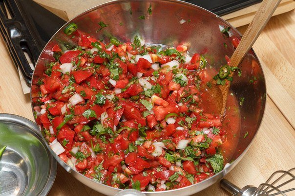 Пряная сальса из редиса и помидоров очень просто и вкусно.