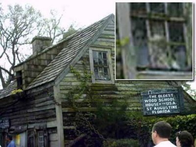 
Призрак в историческом школьном окне