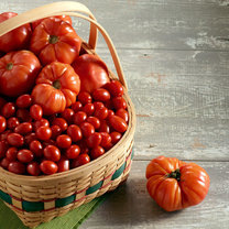 Овсяная
каша - богатый источник волокна, который является важным компонентом, связанным с наращиванием мышц и уменьшением жира. После хорошего ночного сна, уровень сахара в крови падает. Поедание каши на завтрак поможет нам поднять ее и сохранить чувство наполненности дольше.

2
Помидоры
Помидоры содержат много витаминов и немного калорий. В большом томате вы найдете 33 ккал. В этих овощах есть ингредиент под названием 9 - OXO, который уменьшает количество жира в крови. 
