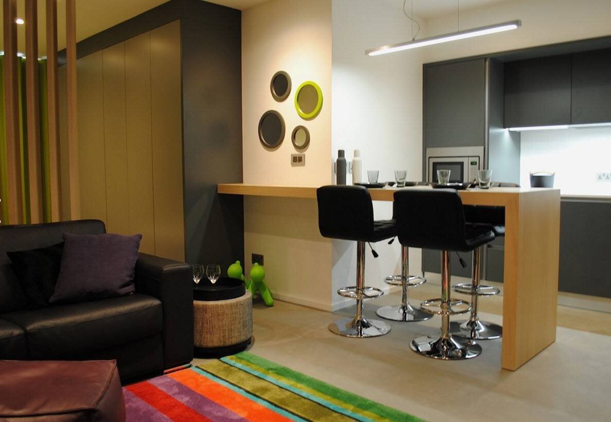 В зоне приготовления пищи необходимо установить мощную вытяжку, чтобы избежать распространения запахов в квартире