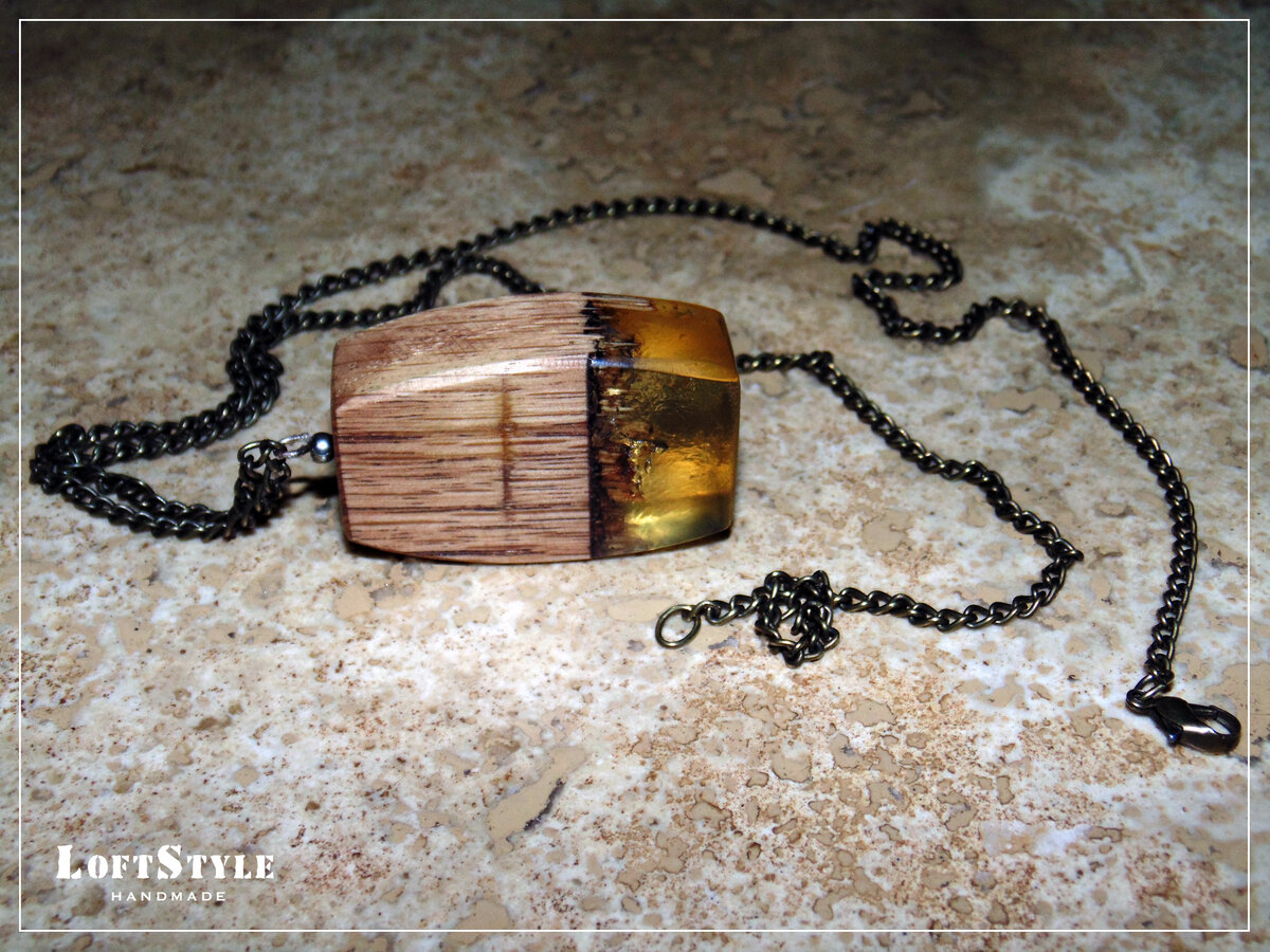 оригинальный кулон из дерева и эпоксидки