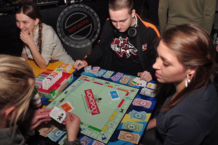 Люди играющие в настольные игры. Игрок в казино. Гольф. Довольны игрой. Игра в видеоигры.