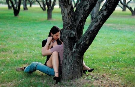 На природе, можно даже в дали от людей, эффект "наблюдения" не исчезнет, вам будет казаться что вы на виду у всех, хотя рядом кроме зверей никого нет.