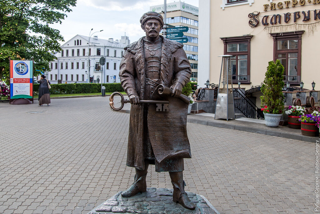 Памятник в городе минске. Исторический памятник в Минске. Минск статуя. Монумент в Минске. Монумент в центре Минска.