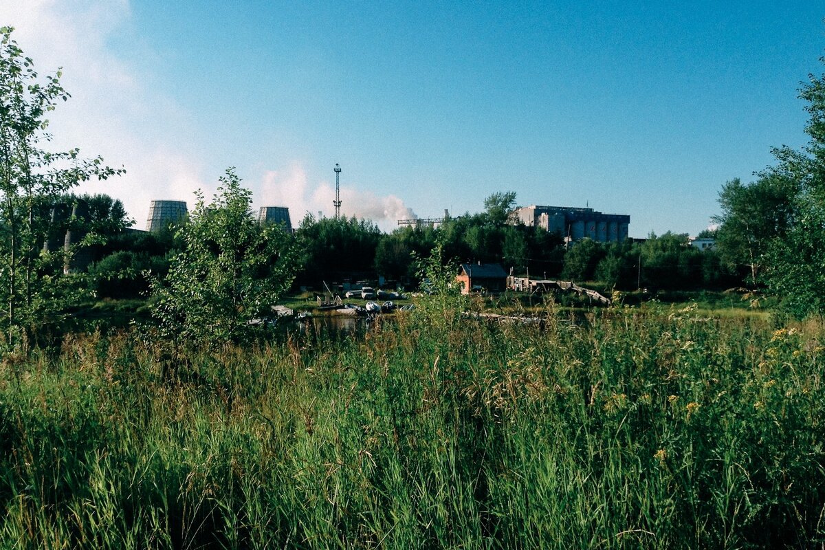 Вид на цеха через пустырь