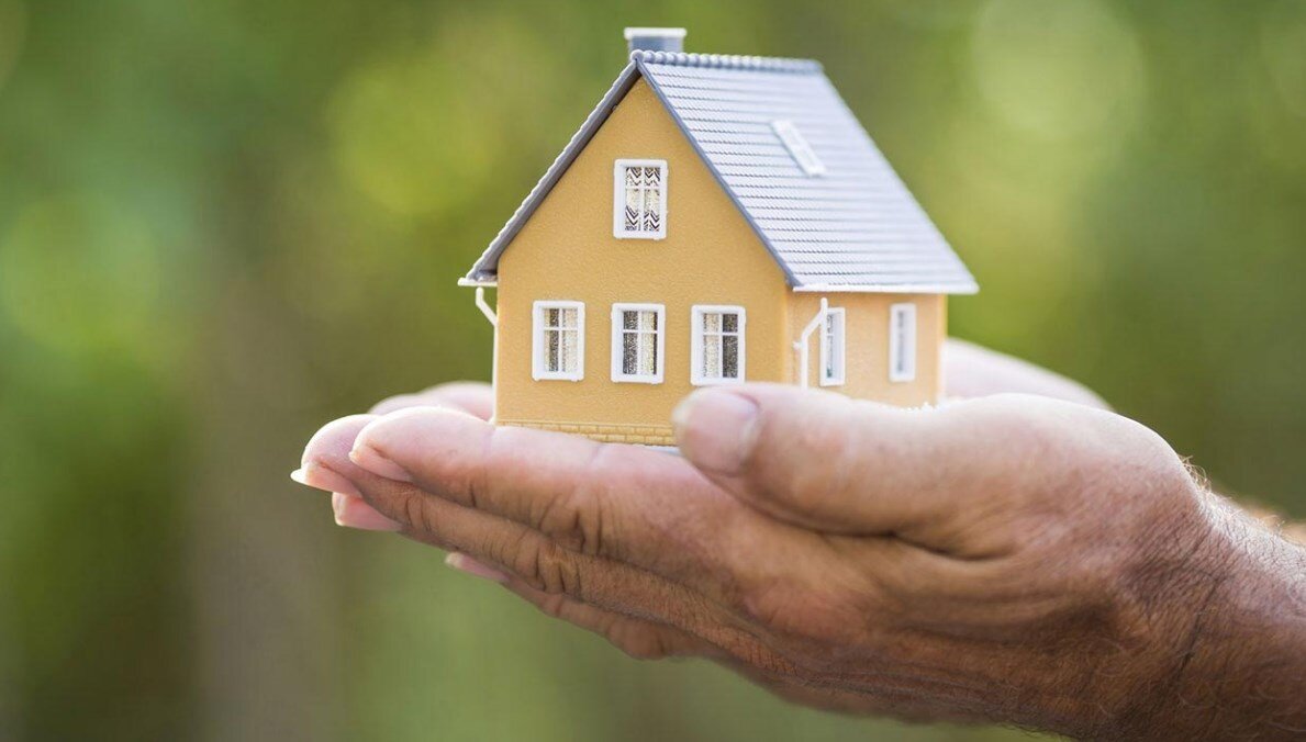 недвижимость картинки. доходный подход в недвижимости. собственность картинки. домик на ладони. юридические и риелторские услуги.