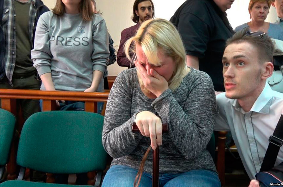 Мать Анны Павликовой, арестованной по делу экстремистской организации «Новое величие», не могла сдержать слез в Мосгорсуде. Фото Мумина Шакирова (RFE/RL).