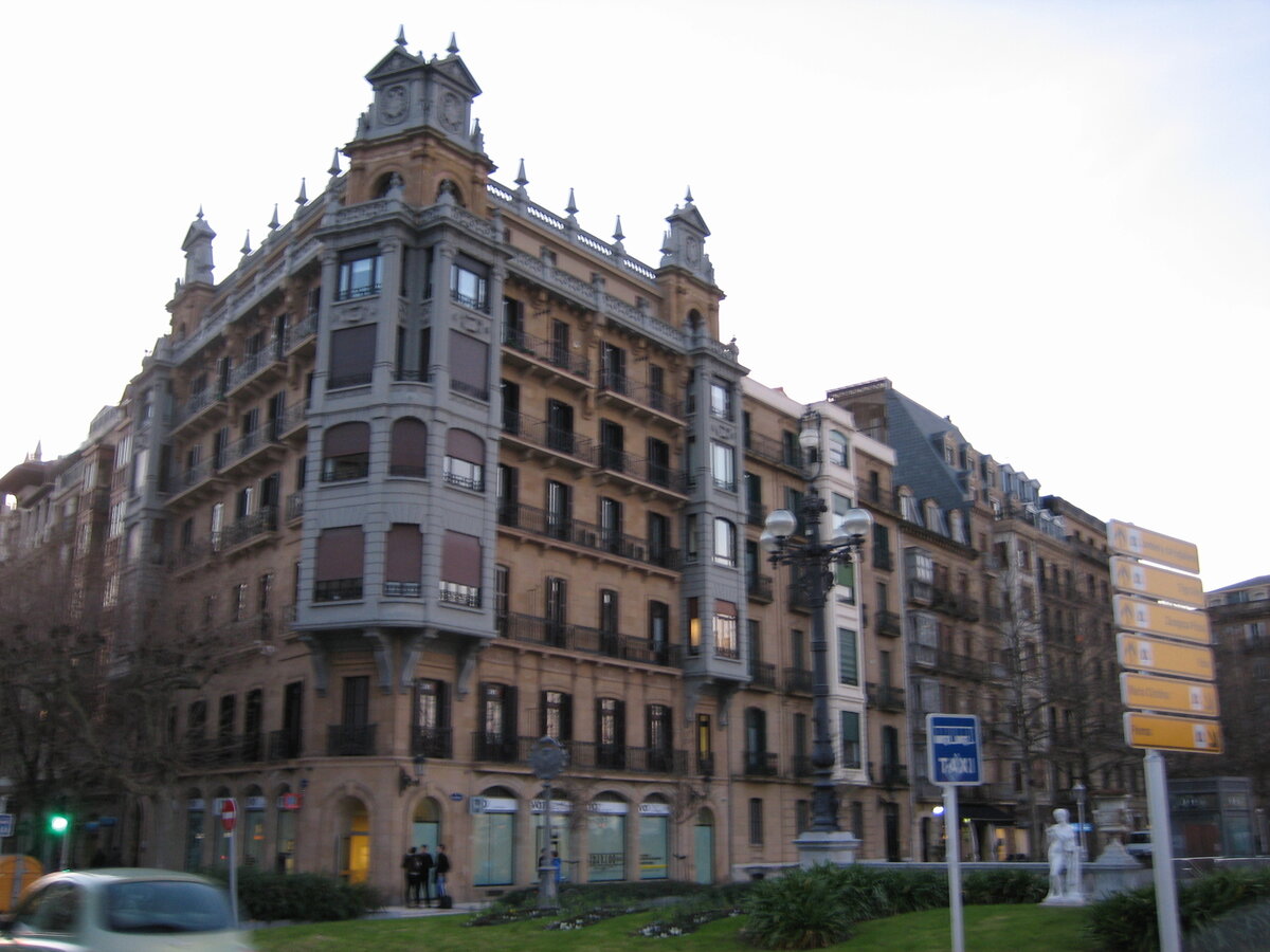 Здания, построенные в эпоху Марии Кристины