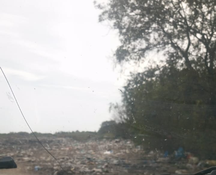 
В брянском райцентре - древнем городе Стародуб снова и снова неизвестные поджигают местную огромную свалку. После моего предыдущего поста от 31 августа на эту тему на свалке даже охрану выставили. Но не помогло. Накануне свалка снова загорелась и задымилась, отравляя едким дымом на километры все вокруг ...
