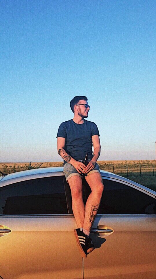 А это я, меня зовут Матвей, я недавно закончил институт и не хочу сидеть в офисе за бумажками.