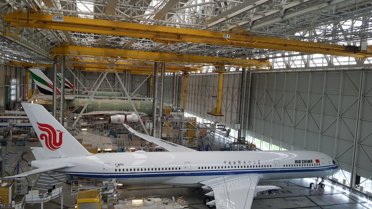 Май 2018. Завод Airbus, Тулуза. На переднем плане новенький A350, который совсем скоро отправится в Китай. На заднем плане два A380 - гордость Airbus, которые собираются для их крупнейшего заказчика - авиакомпании Emirates. Фотографировать запрещено, но я пошел на этот риск :)