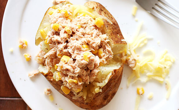 Картошка в мундире с тунцом по-английски