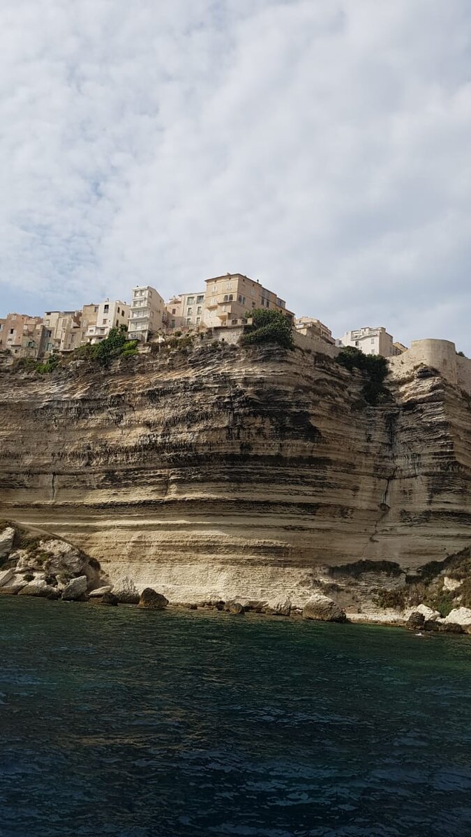 Те самые дома на краю скалы