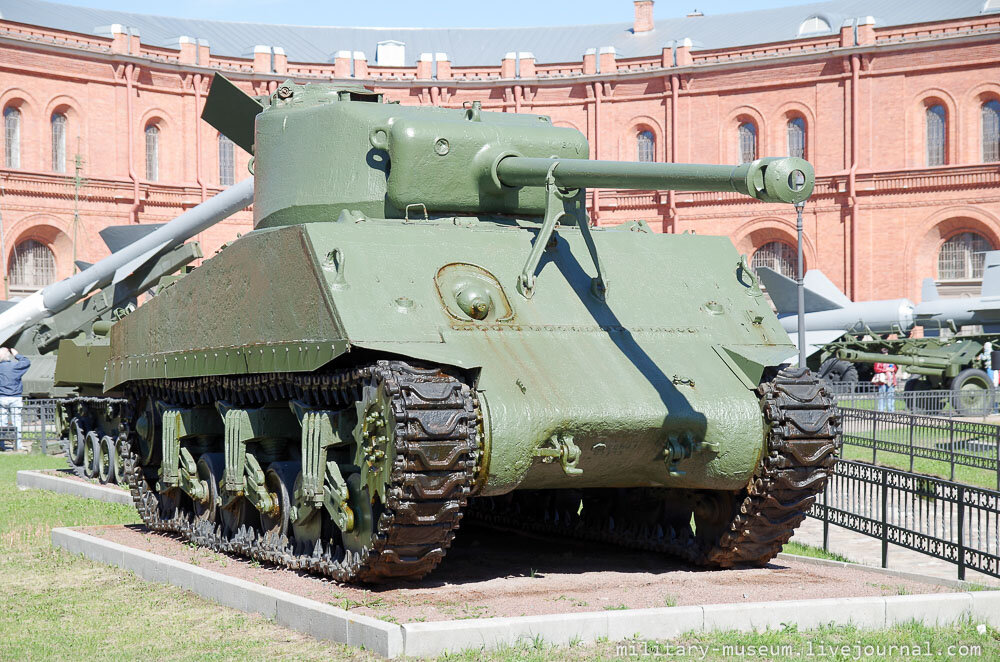 Танк  M4A2 "Генерал Шерман" с затонувшего транспорта "Томас Дональдсон", теперь выставленный во дворе Артиллерийского музея в Санкт-Петербурге