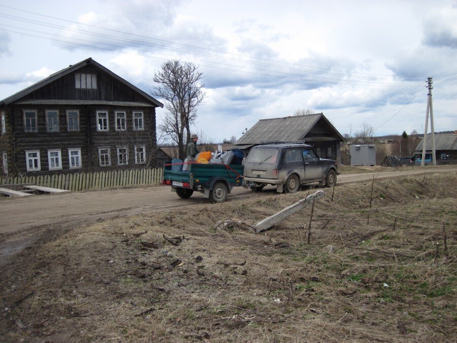 
 ......... а вот что было дальше с нашими двумя отпочковавшимися отщепенцами дальше...... далее рассказ Илюши не редактированный...

>>> 1. На антистапеле, сидим, ждём машину – до неё ещё 2.5 часа и я решил сходить в посёлок (Огибалово) в магазин. Магаз закрыт, ибо праздник, но мне удалось выяснить, где живёт продавщица. Стучу, из дома кричат:

«идите нахуй, водки не дам!!!

Тут я понял , что её просто заебали местные же алконавты, но когда она меня увидела, то в лице переменилась и согласилась прогуляться.

Но местные алкоголики не дураки - видимо, сидели в кустах, караулили полдня. Мы с продавщицей быстро юркнули в магаз, она заперла дверь изнутри. Минут 20 мы там пробыли. А потом картина такая: Открывается замок, продавщица выпускает меня из магаза и .. там стоят 4 колдыря с мутными лицами. J Ну всё – подумал я – сча точно побьют, так как я заперся в магазе с их продавщицей! Но до этого не дошло – я быстренько сказал одному «привет, как дела?» и удалился, оставив чуваков в недоумении.

2. В поезде: через полчаса после отхода поезда у меня в руках сломалась дверная ручка, ведущая из вагона к сортиру со стороны нерабочего тамбура.

Вагон у нас был последний, и таким образом оказался как бы отрезан от поезда. Начали развинчивать, проводник вызвал по рации какого-то мужика, который на поверку оказался поездным электриком, но это не важно. Он типа починил ручку, но через 15 минут раздаётся возглас «бля» – кто-то пошёл в сортир и снова ручка наебнулась. Мужика вызвали снова, и снова же он эту же ручку поставил на место. Что было дальше? Ещё через 20 минут хрупкая девушка пошла мыть яблоко и не вернулась.. J)) Когда в третий раз появился мудак электрик я просто отобрал у него ручку с остатками замка и отдал проводнику со словами - спрячь и этому дятлу не отдавай, а то в 4-й раз ломающаяся дверь всех бы точно вывела из себя.