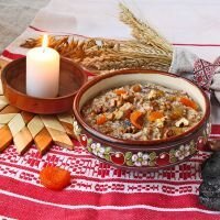 Поминки являются древним обычаем, который служит неким прощанием с душой близкого человека. Сороковой день после смерти считается очень важным для души, поскольку в это время определяется, куда именно попадет душа в рай или ад. Родственники и близкие люди собираются за столом, чтобы поддержать душу усопшего. Многие люди интересуются, что готовить на 40 дней и тщательно разрабатывают меню для поминок. Важно не только накрыть стол, позвать родственников, но и говорить много хорошего о покойнике, поскольку так можно увеличить шанс души попасть в рай.