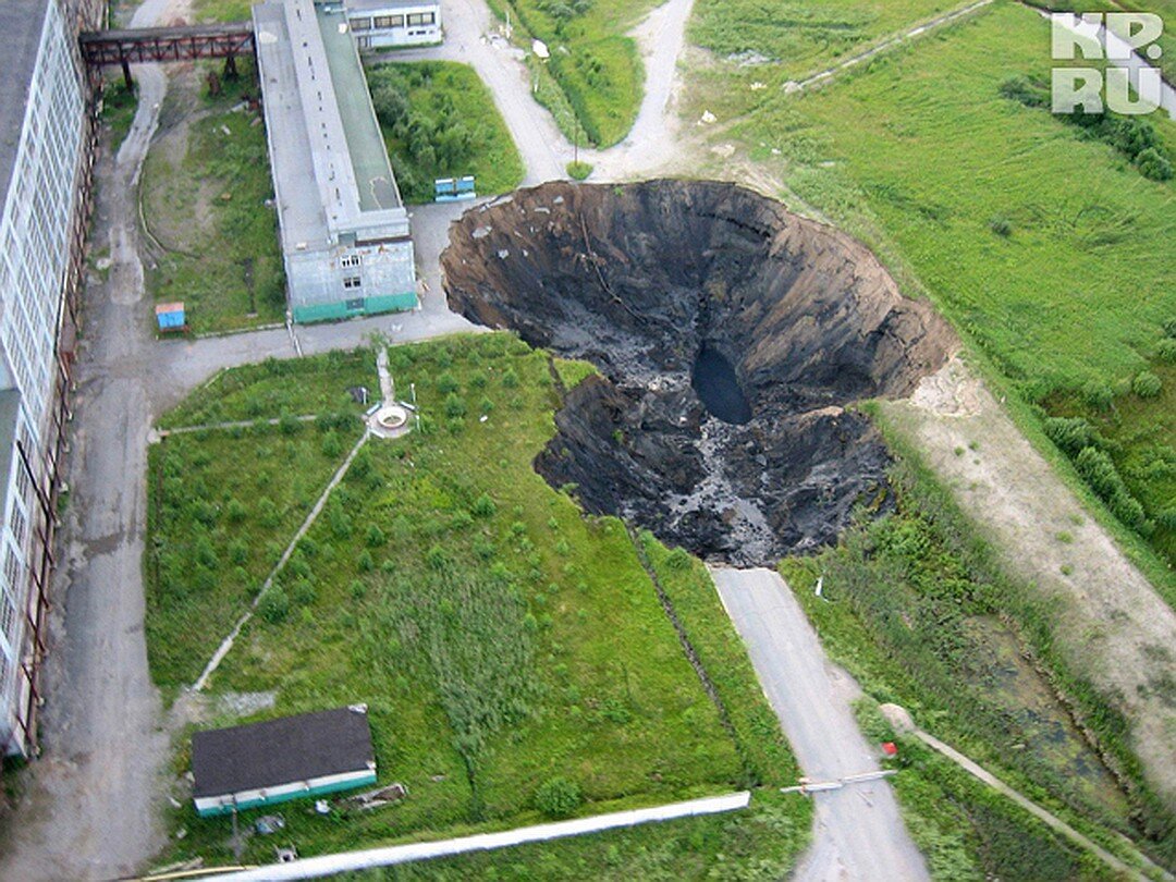 Все происходит в опасной близости от домов. Фото: Алексей ЖУРАВЛЕВ