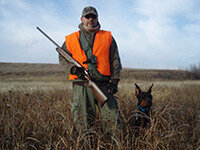 В начале, выявив, что он резвый и здоровые пёс с взрывным темпераментом, брат стал вырабатывать и оттачивать другие его способности, которые благодаря основам его породы, уже были заложены еще более ста лет тому назад. Доберман, как говориться во всех книгах о его породе, это микс лучших из лучших пород того времени, способом селективного отбора. Его благородный вид, умные глаза, бдительность, бесстрашие, преданность, всё это при правильной дрессуре, делает его послушным и достойным другом человека. Продолжая не верить в то, что можно использовать на охоте, брат нам и себе смог доказать обратное уже первой вылазке, когда пришла осень и открылся сезон на водоплавающую.