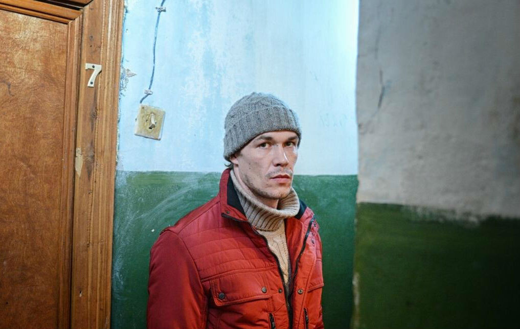 История о простом человеке в глубинке России, которому не все равно. Смотрится на одном дыхании. Фильм остается в сознании еще долгое время.