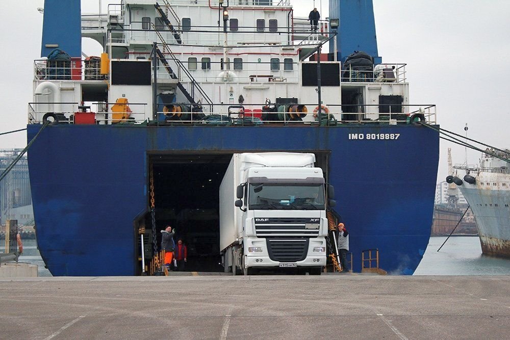   Паром "Варяг" на разгрузке. Фото: infolegal.ru