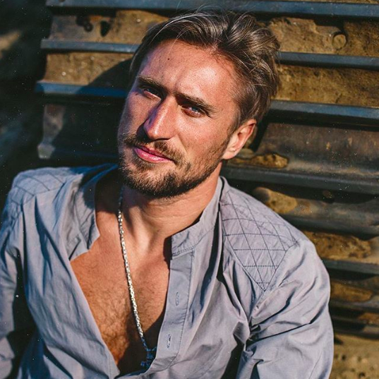 Финалист шоу «Замуж за Бузову» Денис Лебедев