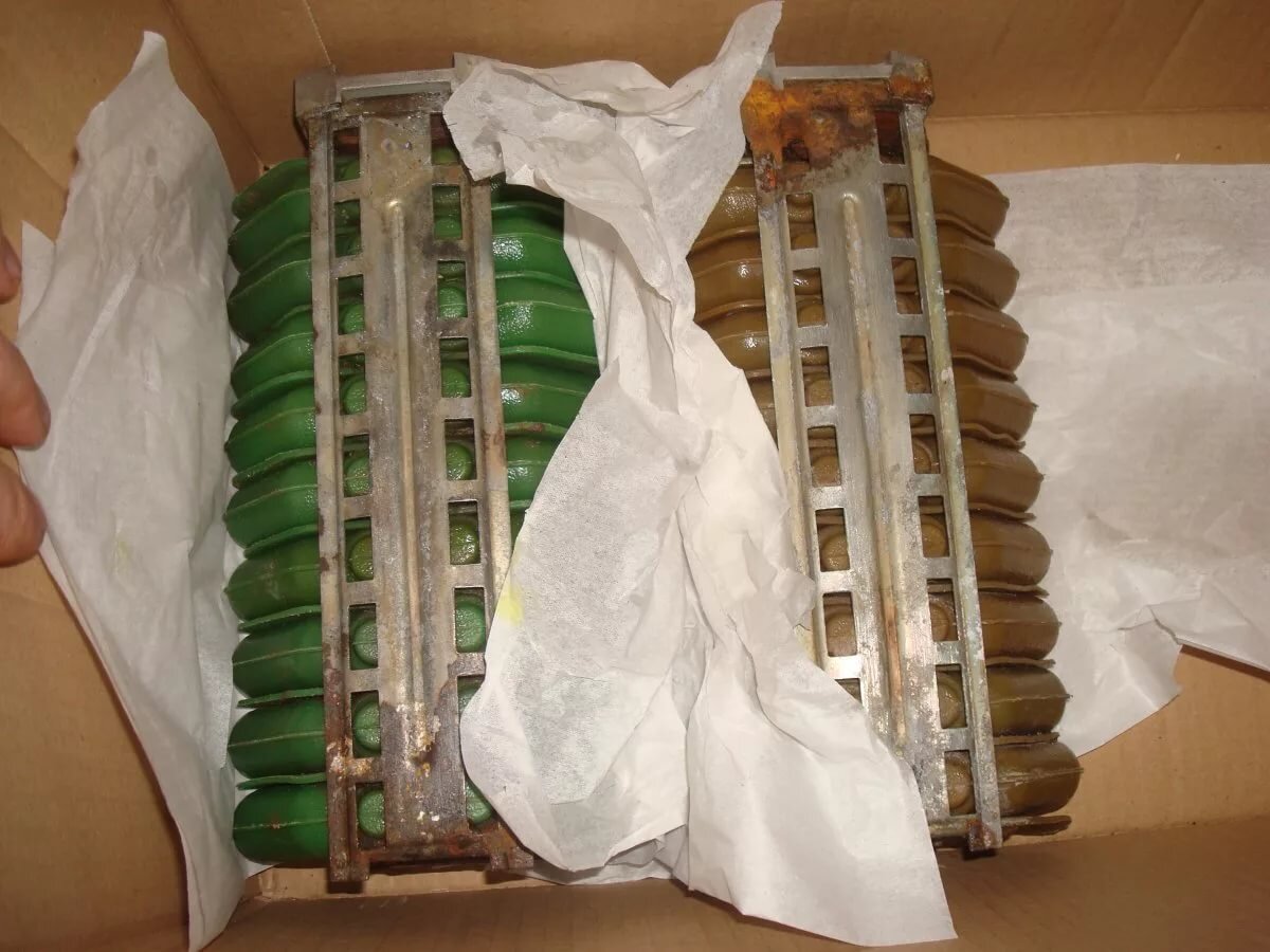 ПФМ-1 в кассетах. Мины производились в двух расцветках.