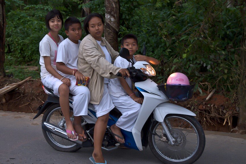 Байки на самуи. Втроем на мопеде. Тайцы на байках. Тайская семья на байке. Мотобайк Камбоджа.