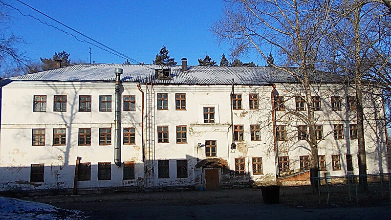 Данное трёхэтажное учебное заведение в 2008 г. было передано министерством обороны государству и вскоре после этого было признано аварийным, закрыто и поставлено на консервацию. Во время консервации мы его и посетили.