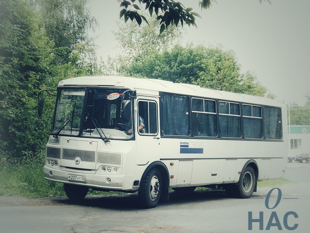 Сегодня в автобусе был аншлаг. Есть сравнение, что люди в автобусе, как шпроты в консервной банке, так вот я думаю, что шпроты ещё очень даже хорошо лежат. А мы тут, как в спичечном коробке. Мне с моим ростом вообще не просто. Когда ты высокий, можно держаться за что понравился, но когда ты метр с кепкой, приходится выбирать, что есть пониже..И вот когда меня уже помотало по всему автобусу-  удача, рядом со мной место. Я села, устроила все сумки, сижу и думаю, что есть справедливость в этой жизни. Особенно, после того, как на ногах провел почти все 8 часов своей работы.
На очередной остановке народу поубавилось, а в салон вошли мать и 2 мальчика.
Тут стоит описать парней: оба лет 12-13,  довольно упитанные, с портфелями за плечами, щеки красные, громко переговариваются и смеются.
Их мамаша, не успев зайти в автобус начала очень внимательно откидывать взглядом сидящих, и первым под удар попал несчастный мужик:
- Мужчина, не хотите детям место уступить?
- Каким детям? - тут он, мне кажется, правда не понял кто дети..
- Этим детям, вы что не видите?!!
- Женщина, я не хочу уступать мальчикам место!
"Мальчики" в начале дискуссии оба замолчали, стали следить  за диалогом и испуганно смотреть на мать.
- Не хотите?!..
Что тут началось, она вспомнила весь мужской род хамов и подлецов, упырей и пьяниц, рассказала, что мужик сейчас пошел ужасный и девочки, не ведитесь, лучше уж без мужика, чем с таким!
К слову, в автобусе было полно мужчин, и судя по тому, что все продолжали сидеть речь их не пороняла. Меня она тоже не пороняла, потому что её ор и вид пышущих здоровьем почти взрослых пацанов говорил о том, что детьми они были лет так 7 назад.. И тогда уступить им места может быть и кинулось пол автобуса, но не сейчас.. 
- ..Обязаны уступать детям место!- орала она)
-Так идите на свои места- Впереди есть места для детей и инвалидов, вам  можно все занять!- не вытерпел мужик.
- А вот и пойдем! Мальчики за мной!
Видели бы вы красные лица ребят, когда они продвигались за матерью, как за ледоколом.
В передней части автобуса на местах для пассажиров с детьми и инвалидов, по стечению обстоятельств сидели тоже одни мужчины, как только она приблизилась и открыла рот, 2 молча встали и уступили семейству места. Мать затолкала на них пацанов и пыхтя стала над ними..
Автобус дальше ехал молча, а через 2 остановки мамаша и мальчики вышли...
А я сижу и думаю, ну и что она удивляется? Когда с таким-то воспитанием наших мужчин, они не то чтобы девушкам с пакетами, бабушкам, да и просто уставшим женщинам, они и своим-то место вряд ли уступят!