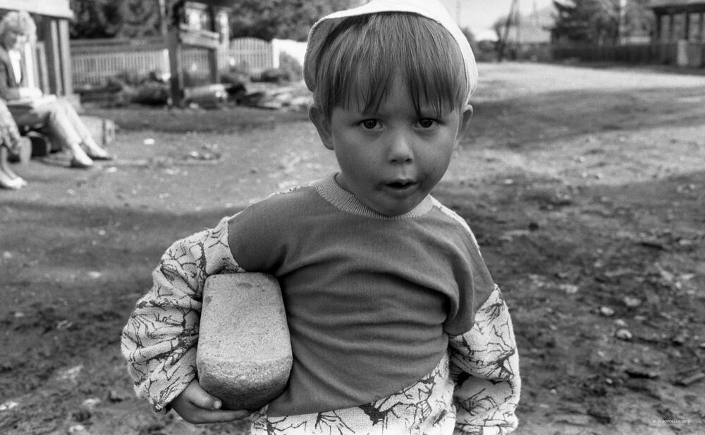 Малец с хлебом. Владимир Воробьев, 1990 год, Горный Алтай, Село Мульта, из архива МАММ/МДФ.