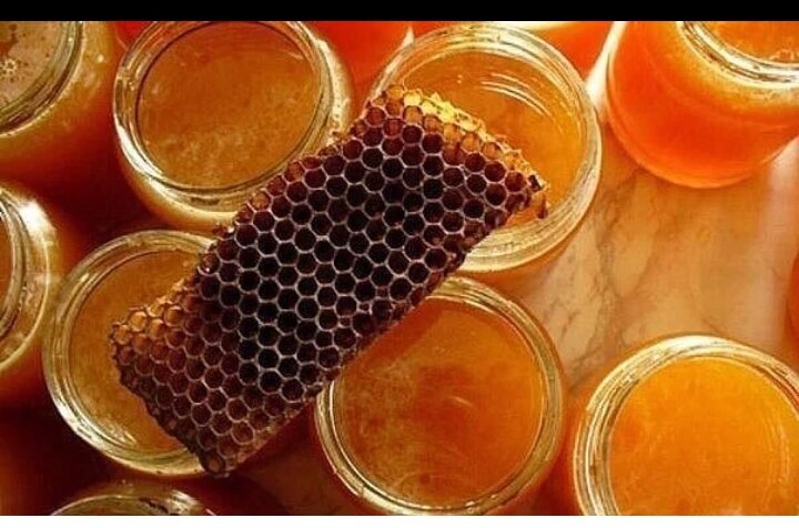 
Сочетание прополиса и молока дает особый эффект: помимо лечения простудных и легочных заболеваний улучшается общее самочувствие, сон, снимается раздражительность, усталость. • 10%-ную настойку прополиса лучше всего купить в аптеке. Пузырька емкостью 25 мл вам хватит надолго, а стоит он всего несколько рублей. • Принимать средство следует вечером, перед сном по 20 капель в 100 мл горячего молока в течении 10 дней один раз в месяц. Курс повторять в течении 4-6 месяцев. • При лечении простудных заболевании у детей положительный эффект наступает после первых капель приема настойки прополиса. Для детей дошкольного возраста на ночь дать 1-2 капли прополиса на 1/3 стакана горячего молока. • Панкреатит, гастрит, язва желудка, заболевании печени. Принимайте настойку прополиса по указанной схеме в течении 6 месяцев. • Прополис с молоком уменьшает содержание холестерина в крови, лечит экземы и другие кожные заболевания, нормализуется менструальный цикл. • Очень существенно влияет прополис на стабилизацию психики. Если вы принимаете настойку прополиса, все тревожные мысли уходят, и вы настраивается на лучшее, а это очень важно при лечении. 
А если сварить на водяной бане прополис с маслом сливочным-то получится замечательная мазь,которая лечит и нарывы и порезы,прекрасно заживляя раны. Только для этой цели настойка не годится. Нужен настоящий прополис.