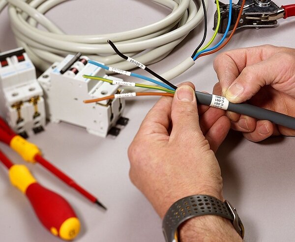 Специальные инструменты делают процесс монтажа кабеля удобнее и быстрее