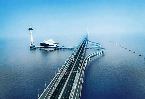 это мост Янцунь. его длина составляет всего 35,8 км, поэтому он не вошел в ТОП-5 рейтинга, зато какой красивый!