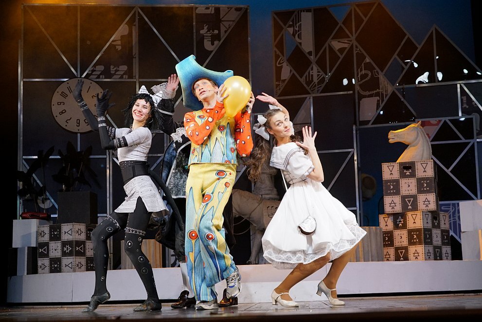 
Последняя декада декабря в театре «Зазеркалье» – сплошной праздник для всех поколений петербуржцев. В насыщенной предновогодней афише театра есть два спектакля, две волшебные сказки, которые артисты подарят детям, больше всех нуждающимся в поддержке. Осуществить социальный проект стало возможным благодаря финансовой поддержке ООО «Газпром инвест».
 
25 декабря артисты покажут новогоднее представление для младших школьников «Новый год в «Зазеркалье» с конкурсами, загадками и розыгрышами Снегурочки и Деда Мороза, а 26 декабря – спектакль для самых маленьких «Нам не страшен Новый год!» – новогодние приключения Трех Поросят, сопровождающиеся загадками Снегурочки, хороводами у елки, а также стихами и песенками, которые дети смогут исполнить для Деда Мороза.           
 
Предстоящий социальный проект в театре «Зазеркалье» – это сразу две хороших истории. Первая – выступление талантливых артистов, которые подарят праздничное новогоднее настроение юным зрителям.
Вторая хорошая история – о социальной ответственности бизнеса, когда помощь получают действительно интересные и достойные проекты, у которых обязательно будет продолжение. Главное, протянуть руку помощи, как это уже далеко не в первый раз делает «Газпром инвест».
 
Информация предоставлена пресс-службой мероприятия