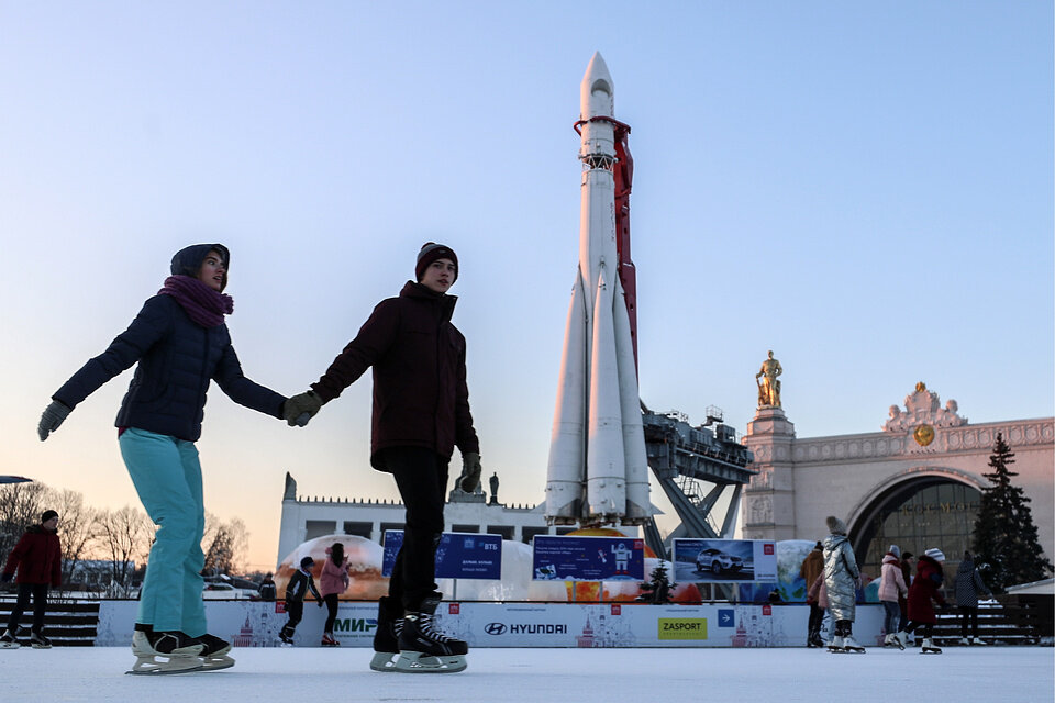 Ледовый каток на ВДНХ© Сергей Савостьянов/ТАСС