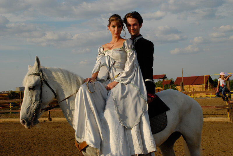 Украденная невеста 67. Принцесса на лошади. Принц на белом коне и принцесса. Принц и принцесса на коне. Принцесса на коне.
