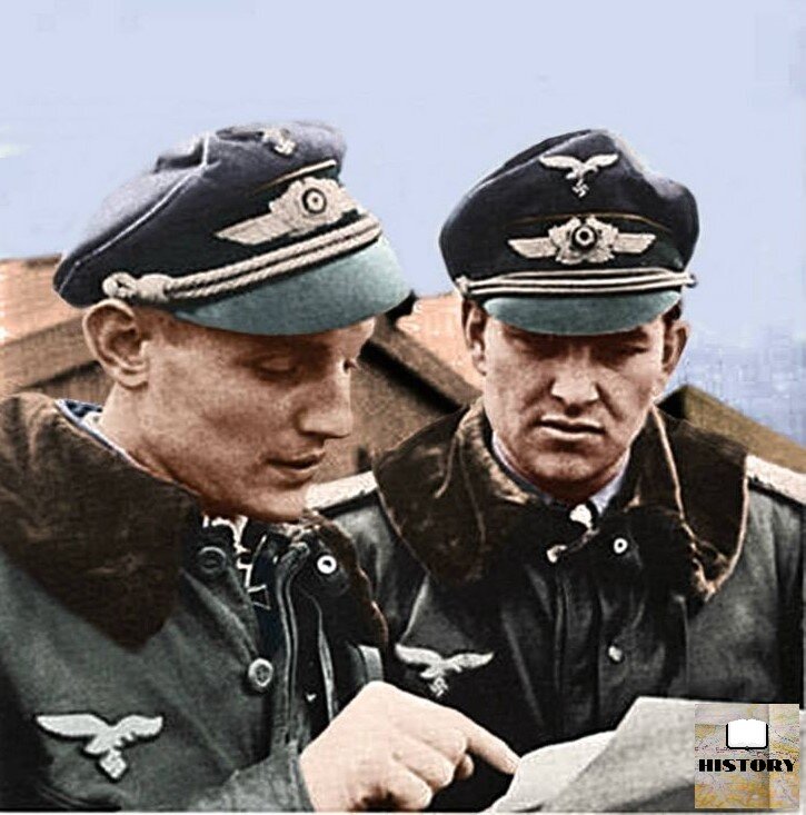 Эрих Хартманн слева