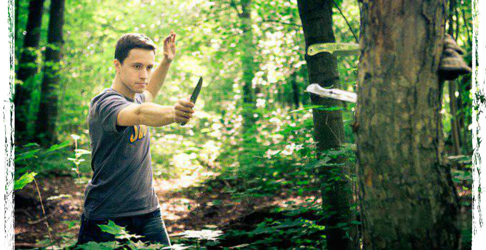 метание ножа схема. нож для кидания. метательные ножи в дереве. ножи для метания. человек метает нож.