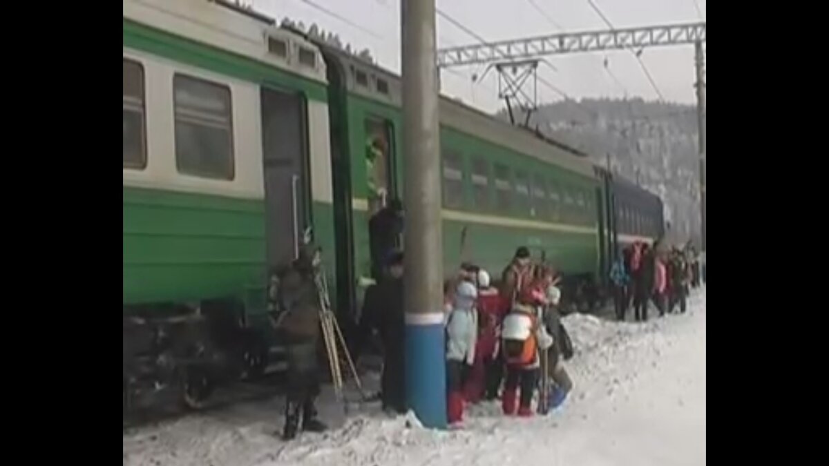 Это кадры из фильма про семейный лыжный туристический фестиваль «Снежинка», снятый в 2011 году. Тогда фестиваль только зарождался. Приезжала теплая компания из 30-40 человек. Чай на костре, палатки, лыжи. 
 