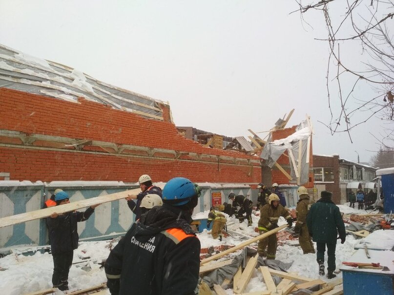 Под завалами самостроя людей не оказалось лишь чудом.Фото пресс-службы МЧС