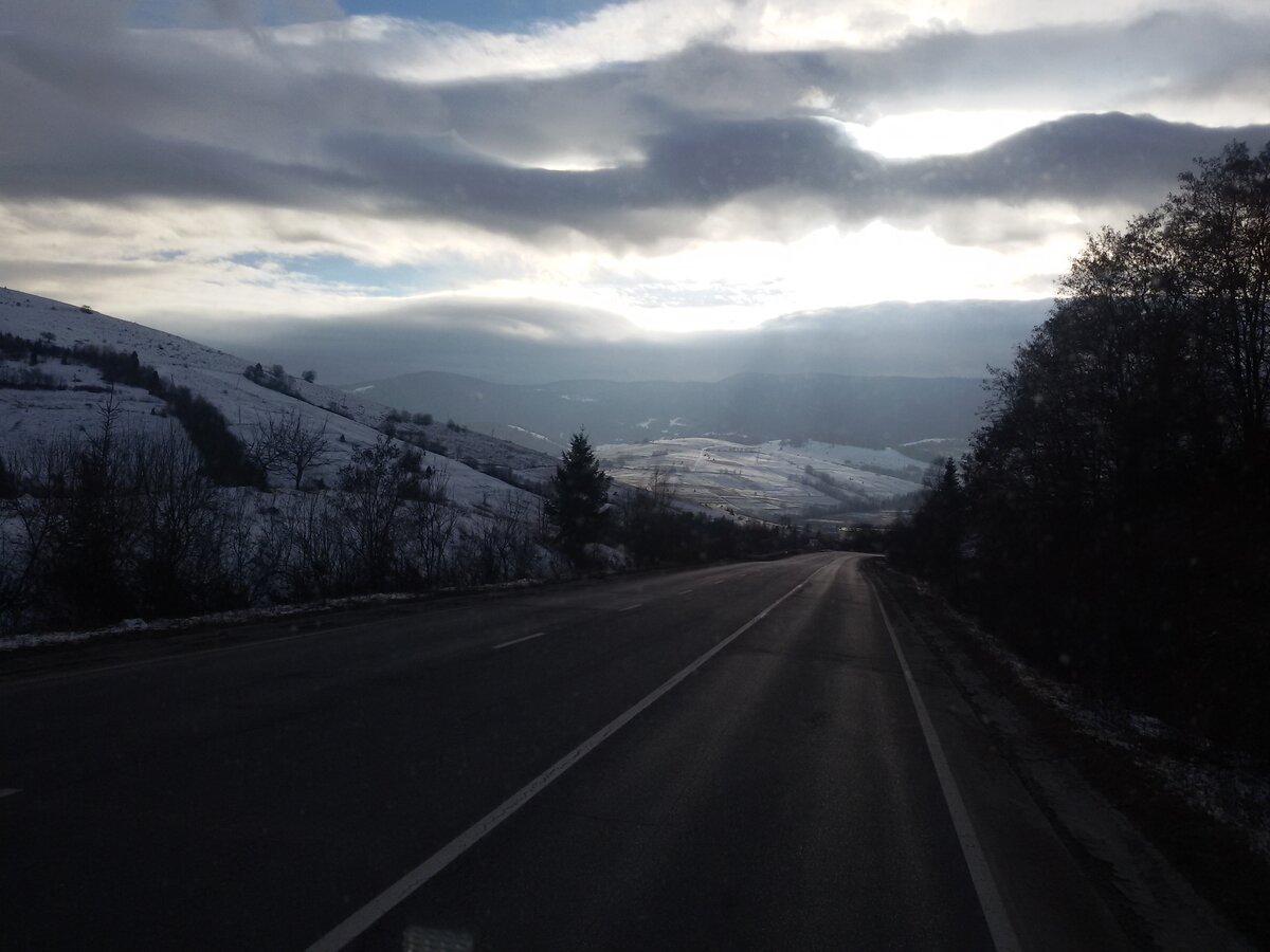 Согласно римским хроникам I века н. э., в данной местности жило дакийское племя карпов. Историки и лингвисты затрудняются дать ответ на вопрос: племя названо по горам, или наоборот. По наиболее распространённой гипотезе название Карпаты — производное от пра-и.е. *sker-/*ker- «горная каменистая местность, скалы». Из современных языков ближайший эквивалент содержится в албанском языке: karpë «гора, камень», однако, наиболее тождественное объяснение названия Карпат можно найти в армянском языке: qaripat (qar — камень, pat — стена), что означает «Каменная стена».. 