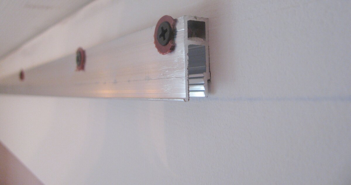 Багет фиксирующий профиль стеновой невидимый для натяжного потолка фото